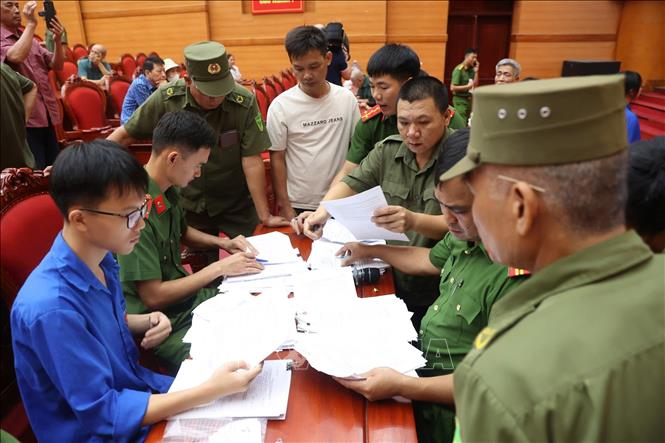 Thân nhân liệt sĩ làm thủ tục đăng ký trước khi thực hiện thu nhận mẫu sinh phẩm ADN tại điểm thu nhận ở xã Yên Phong, tỉnh Bắc Ninh. Ảnh: Tiến Long/TTXVN phát
