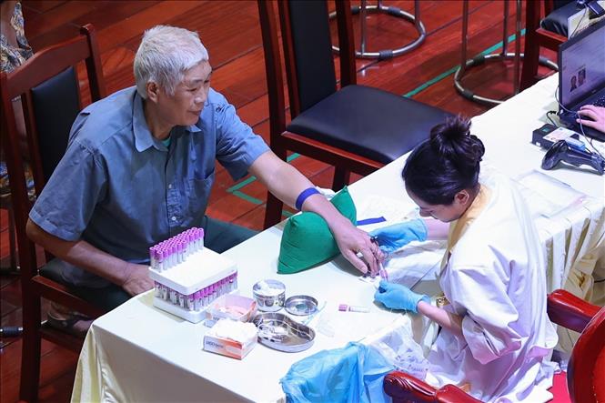 Quy trình thu nhận mẫu sinh phẩm ADN được thực hiện chặt chẽ, bảo đảm chính xác và an toàn. Ảnh: Tiến Long/TTXVN phát