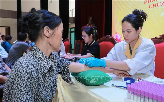 Quy trình thu nhận mẫu sinh phẩm ADN được thực hiện chặt chẽ, bảo đảm chính xác và an toàn. Ảnh: Phan Phương-TTXVN