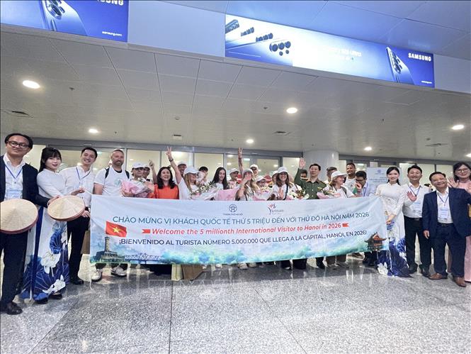 Lãnh đạo ngành du lịch Hà Nội và các đơn vị lữ hành chào đón vị khách quốc tế thứ 5 triệu đến Hà Nội năm 2026 cùng đoàn khách đến từ Tây Ban Nha tại Cảng Hàng không quốc tế Nội Bài. Ảnh: Tuyết Mai - TTXVN 