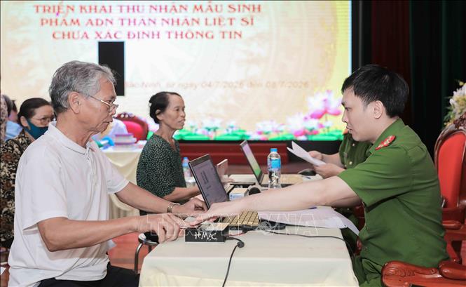 Tại các điểm, chính quyền và lực lượng chức năng chuẩn bị rất chu đáo. Người dân được hướng dẫn thực hiện đầy đủ các bước: tiếp nhận hồ sơ, xác thực sinh trắc học, lấy dấu vân tay và mẫu máu. Ảnh: Phan Phương-TTXVN