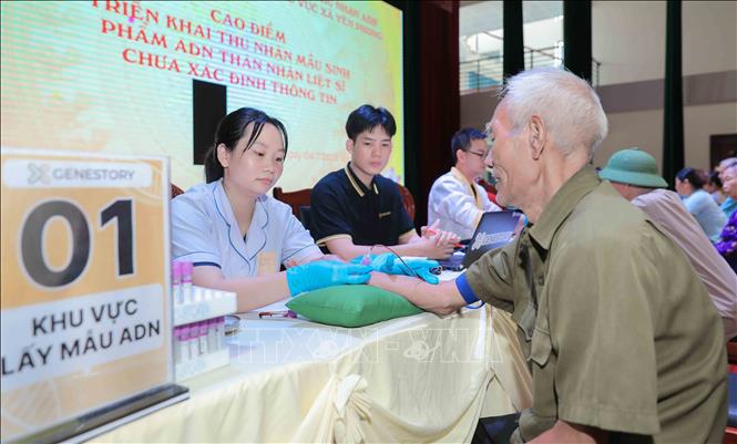 Từ ngày 4/7 đến 8/7, các lực lượng phối hợp đồng loạt triển khai lấy hơn 13.000 mẫu ADN thân nhân liệt sĩ. Đây là đợt thu nhận mẫu quy mô lớn nhất từ trước đến nay tại tỉnh. Ảnh: Phan Phương-TTXVN