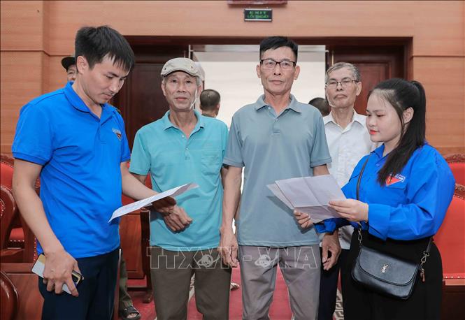 Lực lượng đoàn viên thanh niên xã tích cực đồng hành, hỗ trợ các cụ thân nhân gia đình liệt sĩ trong quá trình di chuyển và thực hiện thủ tục lấy mẫu ADN. Ảnh: Tiến Long/TTXVN phát