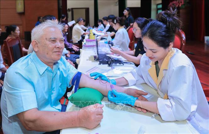 Quy trình thu nhận mẫu sinh phẩm ADN được thực hiện chặt chẽ, bảo đảm chính xác và an toàn. Ảnh: Phan Phương-TTXVN