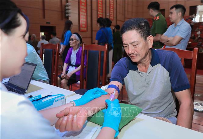 Việc thu nhận mẫu ADN là bước quan trọng để xây dựng cơ sở dữ liệu quốc gia, góp phần quan trọng vào công tác xác định danh tính hài cốt liệt sĩ, đáp ứng mong mỏi đoàn tụ của nhiều gia đình sau bao năm chờ đợi. Ảnh: Phan Phương-TTXVN