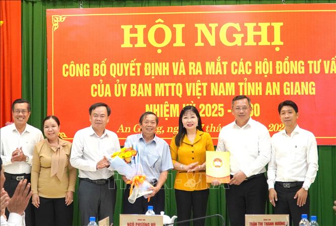 Hội đồng tư vấn về Dân chủ và Pháp luật do ông Phạm Anh Vũ, Ủy viên UB MTTQ Việt Nam tỉnh An Giang, Chủ nhiệm Đoàn Luật sư tỉnh An Giang làm chủ nhiệm. Ảnh: Văn Sĩ - TTXVN 