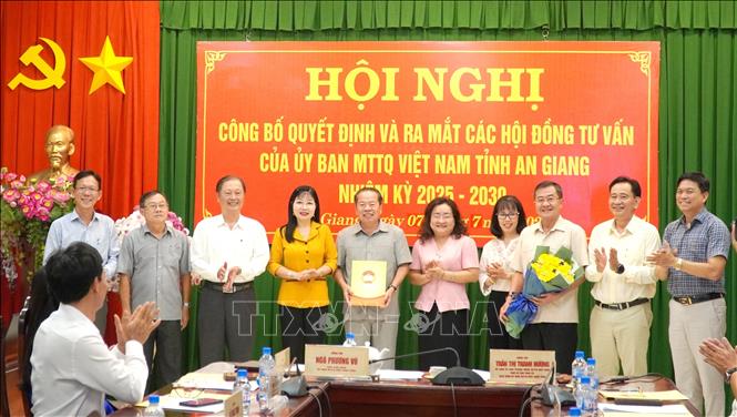 Hội đồng tư vấn về Kinh tế - Xã hội do ông Mai Văn Huỳnh, Ủy viên Ủy ban MTTQ Việt Nam tỉnh, nguyên Phó Bí thư thường trực Tỉnh ủy, Chủ tịch HĐND tỉnh Kiên Giang làm chủ nhiệm. Ảnh: Văn Sĩ - TTXVN 