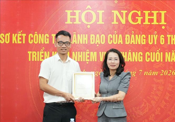 Phó Bí thư Thường trực Tỉnh ủy Nguyễn Thị Hương, Trưởng Đoàn Đại biểu Quốc hội tỉnh, Bí thư Đảng ủy Các cơ quan Đảng tỉnh Bắc Ninh trao chứng nhận cho cá nhân đạt giải Nhất Cuộc thi trực tuyến tìm hiểu Nghị quyết Đại hội đại biểu toàn quốc lần thứ XIV của Đảng. Ảnh: Đồng Thúy – TTXVN