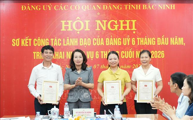 Phó Bí thư Thường trực Tỉnh ủy Nguyễn Thị Hương, Bí thư Đảng ủy Các cơ quan Đảng tỉnh Bắc Ninh trao chứng nhận cho các tập thể đạt giải Cuộc thi trực tuyến tìm hiểu Nghị quyết Đại hội đại biểu toàn quốc lần thứ XIV của Đảng. Ảnh: Đồng Thúy – TTXVN