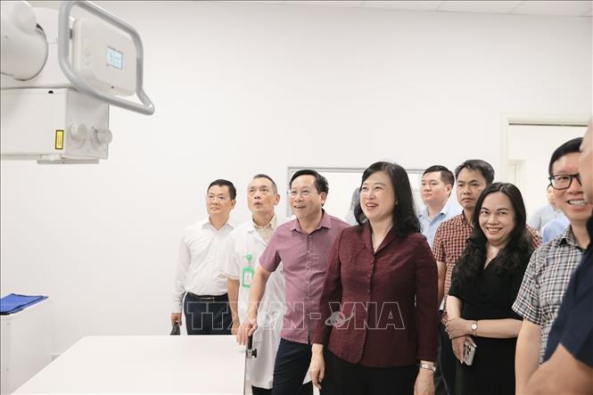 Đoàn công tác đi kiểm tra Bệnh viện Việt Đức cơ sở Ninh Bình. Ảnh: Minh Quyết - TTXVN