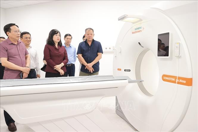 Đoàn kiểm tra công tác chuẩn bị tại Bệnh viện Hữu nghị Việt Đức cơ sở Ninh Bình trước lễ khai trương và đưa bệnh viện vào hoạt động chính thức. Ảnh: Minh Quyết - TTXVN