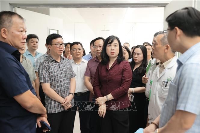 Đoàn kiểm tra công tác bảo đảm tiếp nhận người bệnh sau khi chính thức đi vào hoạt động. Ảnh: Minh Quyết - TTXVN