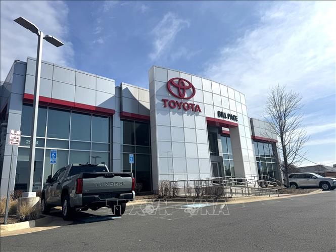 Một đại lý Toyota tại Fall Church, bang Virginia (Mỹ). Việc Toyota chuyển sản xuất mẫu xe bán tải Tacoma từ Mexico sang bang Texas được đánh giá là bước đi nhằm tăng cường sản xuất tại Mỹ và giảm tác động từ chính sách thuế quan. Ảnh: Đoàn Hùng - P/v TTXVN tại Mỹ