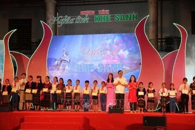 Kỷ niệm 50 năm chiến thắng Khe Sanh (9/7/1968-9/7/2018), tỉnh Quảng Trị tổ chức chương trình giao lưu “Nghĩa tình Khe Sanh” tại Nhà Văn hóa truyền thống các dân tộc Vân Kiều, Pa Cô, thị trấn Khe Sanh. Trong ảnh: Trao tặng học bổng cho học sinh nghèo vượt khó. Ảnh: Thanh Thủy - TTXVN