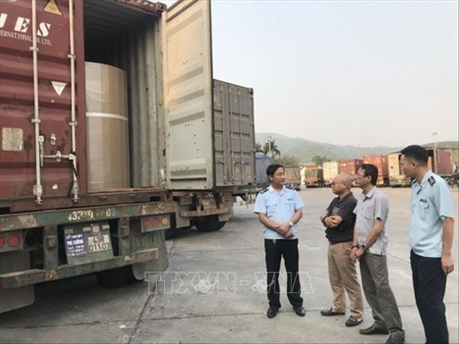 Các hoạt động xuất, nhập khẩu, thương mại hàng hóa phát triển qua Cửa khẩu quốc tế Lao Bảo nhờ tuyến Đường 9. Ảnh: Thanh Thủy - TTXVN