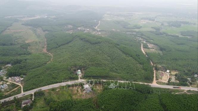 Đường 9 (Quốc lộ 9) đoạn qua Cam Lộ nhìn từ trên cao. Ảnh: Thanh Thủy - TTXVN