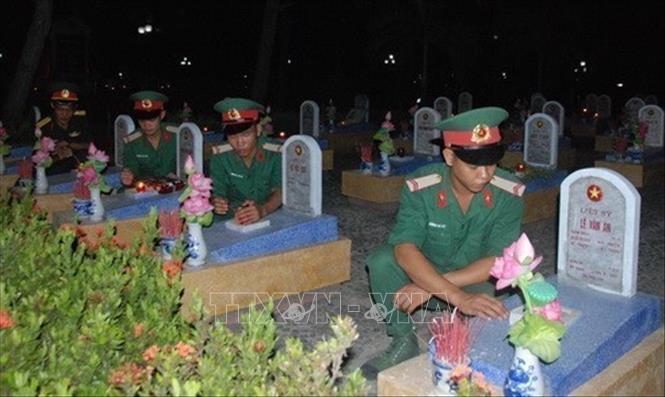 Hơn 800 đoàn viên, thanh niên thắp nến tri ân tại trên 10.700 ngôi mộ ở Nghĩa trang Liệt sỹ Quốc gia Đường 9. Ảnh: Thanh Thủy - TTXVN