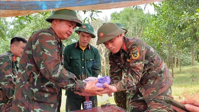 Đội quy tập hài cốt liệt sỹ, Đoàn Kinh tế - Quốc phòng 337 (Quân khu 4) cất bốc các hài cốt liệt sỹ. Ảnh: TTXVN phát