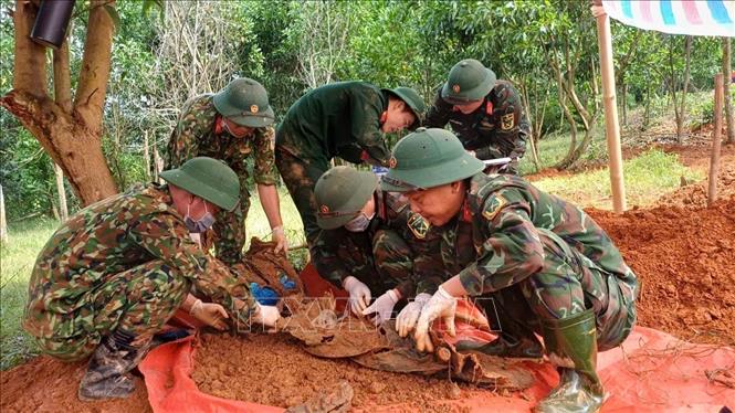 Đội quy tập hài cốt liệt sỹ, Đoàn Kinh tế - Quốc phòng 337 (Quân khu 4) quy tập, cất bốc các hài cốt liệt sỹ. Ảnh: TTXVN phát