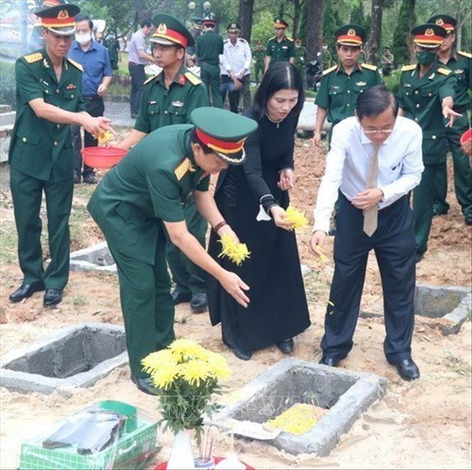 Ngày 19/5/2022, tại Nghĩa trang Liệt sĩ quốc gia Đường 9 ở thành phố Đông Hà, Tỉnh ủy, HĐND, UBND, Ủy ban MTTQ Việt Nam tỉnh Quảng Trị tổ chức Lễ truy điệu và an táng 12 hài cốt liệt sĩ là Quân tình nguyện và Chuyên gia Việt Nam hy sinh tại nước Cộng hòa dân chủ nhân dân Lào, được quy tập trong mùa khô 2021 – 2022. Ảnh: Nguyên Lý - TTXVN