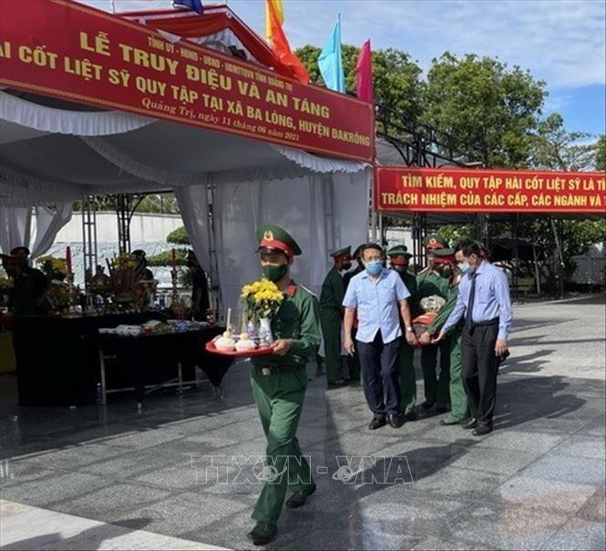 Sáng 11/6/2021, tỉnh Quảng Trị long trọng tổ chức Lễ truy điệu và an táng 40 hài cốt liệt sỹ được Đội quy tập hài cốt liệt sỹ của Sư đoàn 968 tìm thấy trước đó ở thôn Tân Xá, xã Ba Lòng, huyện Đakrông tại Nghĩa trang Liệt sỹ Quốc gia Đường 9. Ảnh: Thanh Thủy - TTXVN