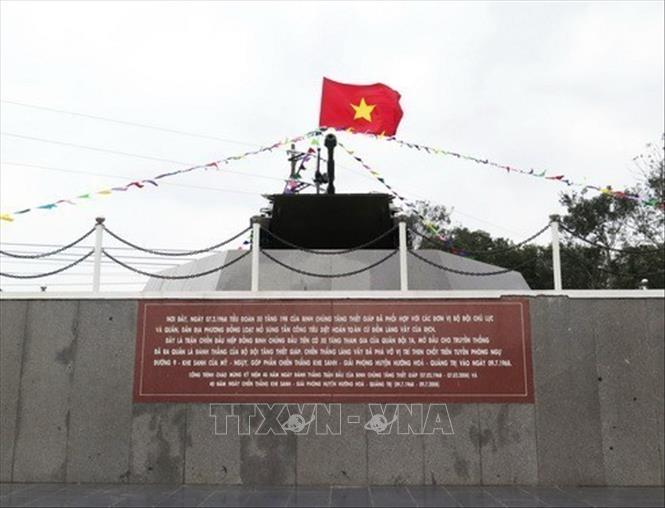 Tượng đài xe tăng ở Khu di tích lịch sử Làng Vây bên Đường 9 - Khe Sanh. Ảnh: Nguyên Lý - TTXVN
