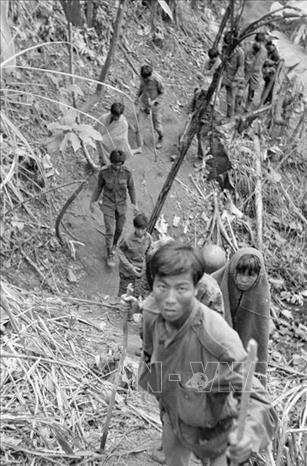Tù binh ngụy bị Quân giải phóng bắt sống tại Làng Vây, ngày 7/2/1968. Ảnh: Tư liệu TTXVN
