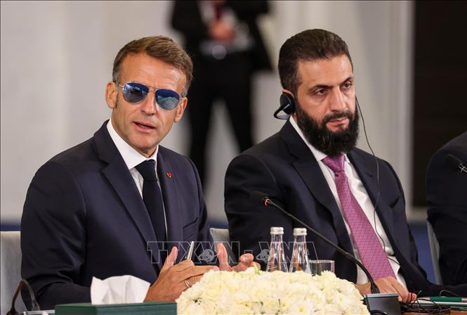 Tổng thống Pháp Emmanuel Macron (trái) và Tổng thống lâm thời Syria Ahmed al-Sharaa dự Diễn đàn Kinh tế Syria - Pháp tại Damascus ngày 7/7/2026. Ảnh: AA/TTXVN phát