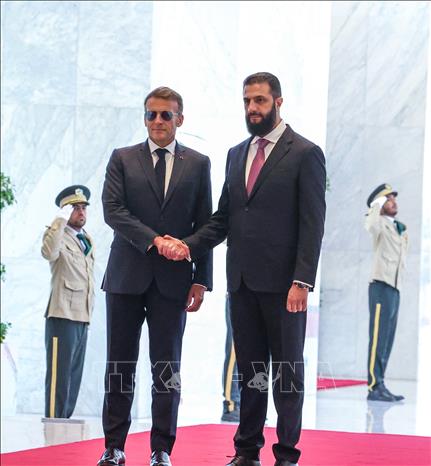 Tổng thống Pháp Emmanuel Macron (trái) và Tổng thống lâm thời Syria Ahmed al-Sharaa tại cuộc gặp ở Damascus ngày 7/7/2026. Ảnh: AA/TTXVN phát