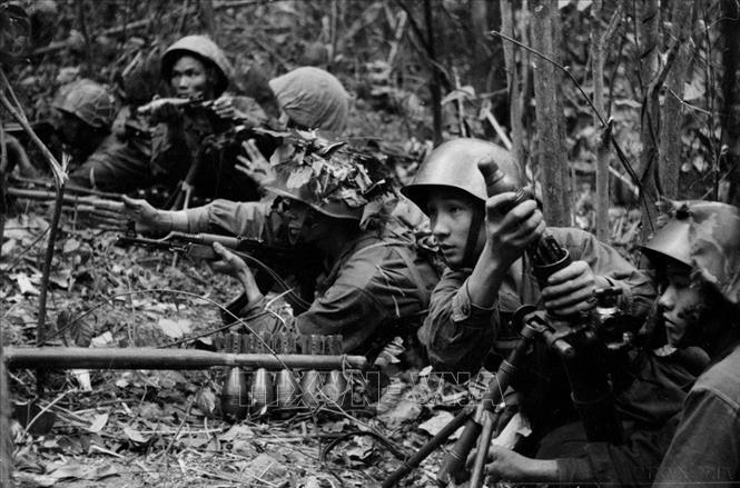 Quân giải phóng dùng súng cối tấn công trong trận đánh chiếm quận lị Hướng Hóa, lập chiến công xuất sắc. Ảnh: Tư liệu TTXVN
