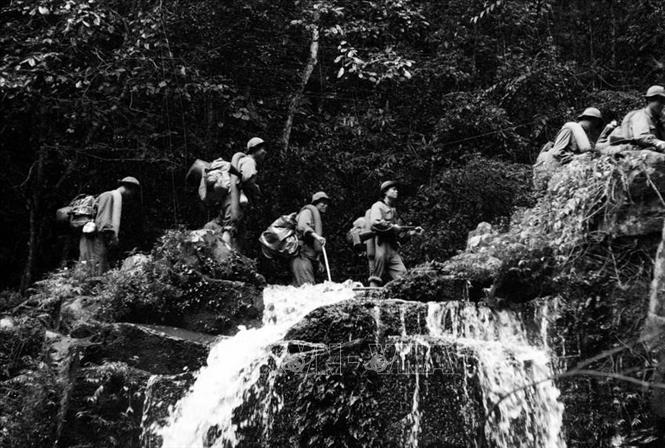 Quân giải phóng vượt đèo cao, suối sâu tiến vào mặt trận Khe Sanh. Ảnh: Tư liệu TTXVN