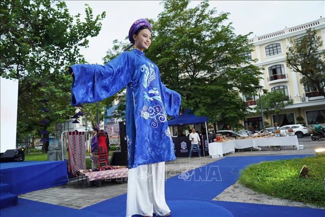 Trình diễn Bộ sưu tập áo dài của Nghệ nhân, Nhà thiết kế Viết Bảo. Ảnh: Mai Trang - TTXVN