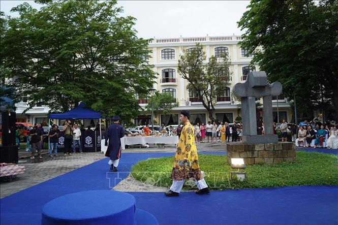 Trình diễn Bộ sưu tập áo dài của Nghệ nhân, Nhà thiết kế Viết Bảo. Ảnh: Mai Trang - TTXVN