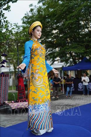 Trình diễn Bộ sưu tập áo dài của Nghệ nhân, Nhà thiết kế Viết Bảo. Ảnh: Mai Trang - TTXVN