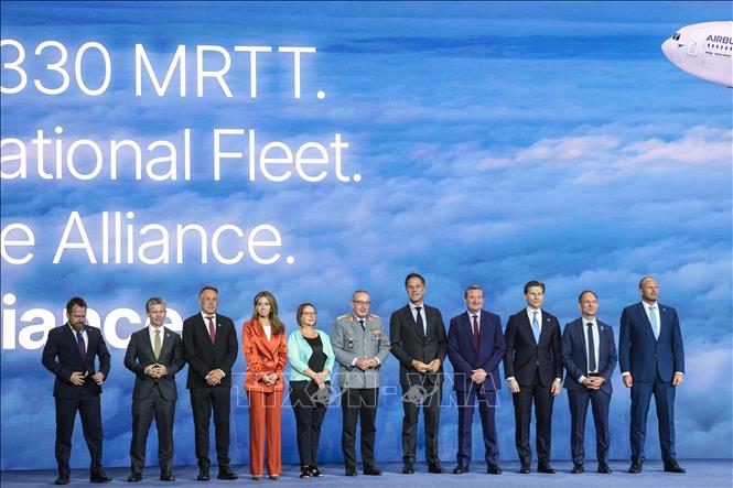 Tổng Thư ký NATO Mark Rutte (thứ 5, phải) cùng các đại biểu chụp ảnh chung tại Diễn đàn Công nghiệp Quốc phòng ở Ankara, Thổ Nhĩ Kỳ ngày 7/7/2026. Ảnh: AA/TTXVN phát
