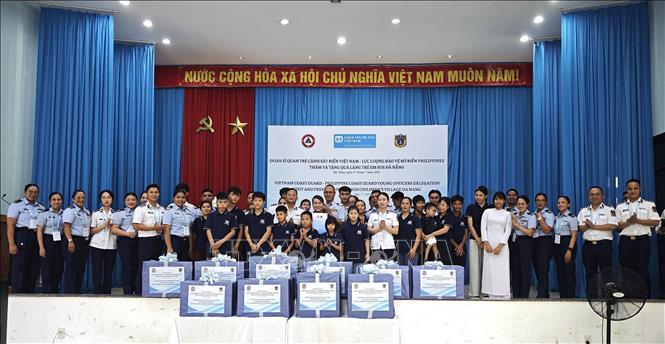  Sĩ quan trẻ Cảnh sát biển Việt Nam và Lực lượng Bảo vệ bờ biển Philippines thăm, giao lưu tại Làng trẻ em SOS Đà Nẵng. Ảnh: Trần Tĩnh - TTXVN