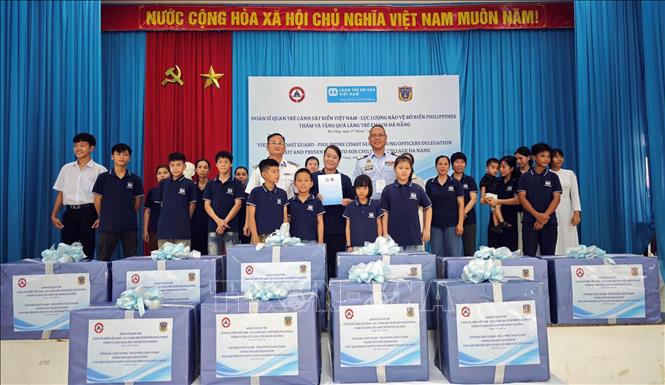  Sĩ quan trẻ Cảnh sát biển Việt Nam và Lực lượng Bảo vệ bờ biển Philippines thăm, giao lưu tại Làng trẻ em SOS Đà Nẵng. Ảnh: Trần Tĩnh - TTXVN