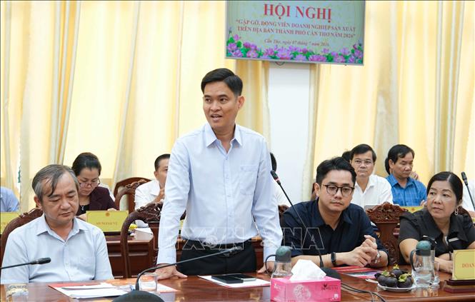 Đại diện Công ty TNHH Lạc Tỷ (chuyên sản xuất giày thể thao) nêu kiến nghị với lãnh đạo thành phố Cần Thơ. Ảnh: Thanh Liêm - TTXVN