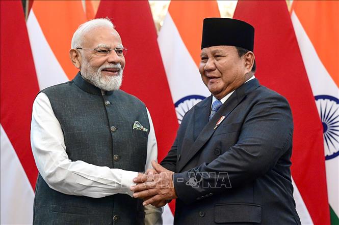 Thủ tướng Ấn Độ Narendra Modi (trái) và Tổng thống Indonesia Prabowo Subianto tại cuộc gặp ở Jakarta ngày 7/7/2026. ANI/TTXVN phát