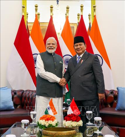 Thủ tướng Ấn Độ Narendra Modi (trái) và Tổng thống Indonesia Prabowo Subianto tại cuộc gặp ở Jakarta ngày 7/7/2026. ANI/TTXVN phát