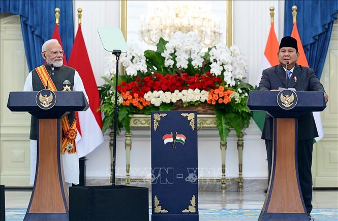 Thủ tướng Ấn Độ Narendra Modi (trái) và Tổng thống Indonesia Prabowo Subianto tại cuộc họp báo ở Jakarta ngày 7/7/2026. ANI/TTXVN phát