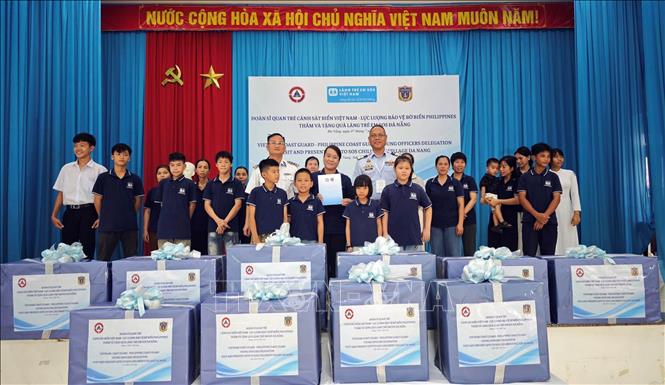 As part of the programme, participants visit SOS Children’s Village Da Nang and present gifts to them. VNA Photo: Trần Tĩnh