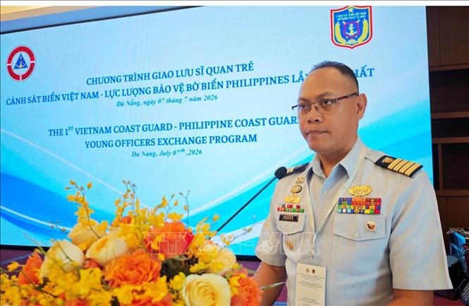 Captain Alberto T. Ferre, Chief of Staff of the Maritime Safety Services Command under the PCG, speaks at the event. VNA Photo: Trần Tĩnh
