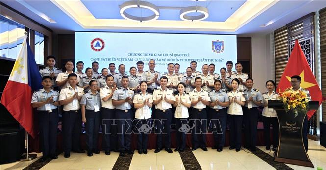 Young officers of the Vietnam Coast Guard and the Philippine Coast Guard (PCG) pose for a group photo. VNA Photo: Trần Tĩnh