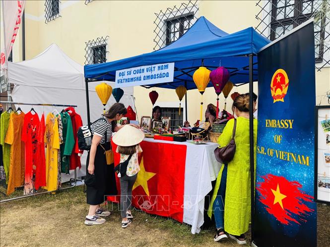 Gian hàng của Đại sứ quán Việt Nam tại Slovakia. Ảnh: TTXVN phát