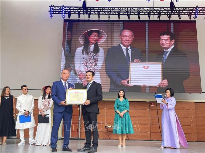 Đại sứ Phạm Trường Giang trao tặng Bằng khen Ủy ban Trung ương Mặt trận Tổ quốc Việt Nam cho Ban Chấp hành Hội người Việt Nam tại Slovakia. Ảnh: TTXVN phát