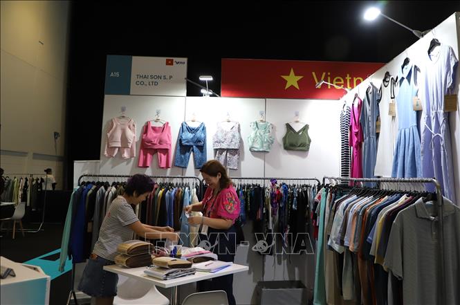 Khách tham quan gian hàng của doanh nghiệp Dệt may Thái Sơn tại Source Fashion 2026. Ảnh: Hữu Tiến - PV TTXVN tại Anh