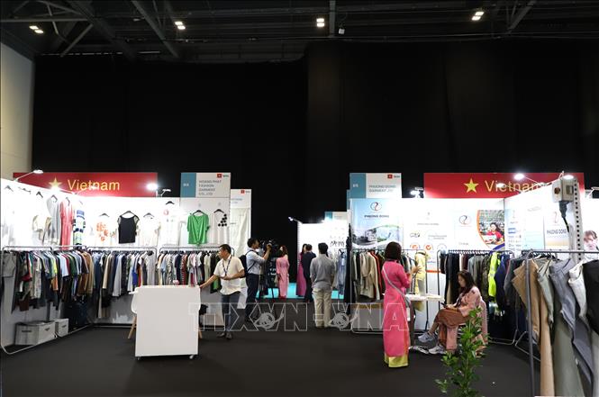 Khu trưng bày sản phẩm của 10 doanh nghiệp dệt may Việt Nam tham dự Source Fashion 2026. Ảnh: Hữu Tiến - PV TTXVN tại Anh