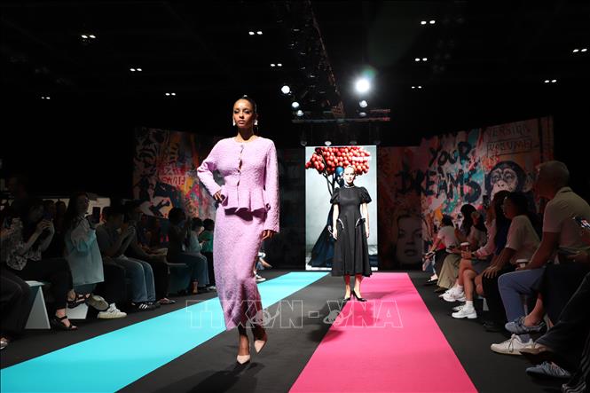 Trình diễn sản phẩm thời trang tại Source Fashion 2026. Ảnh: Hữu Tiến - PV TTXVN tại Anh