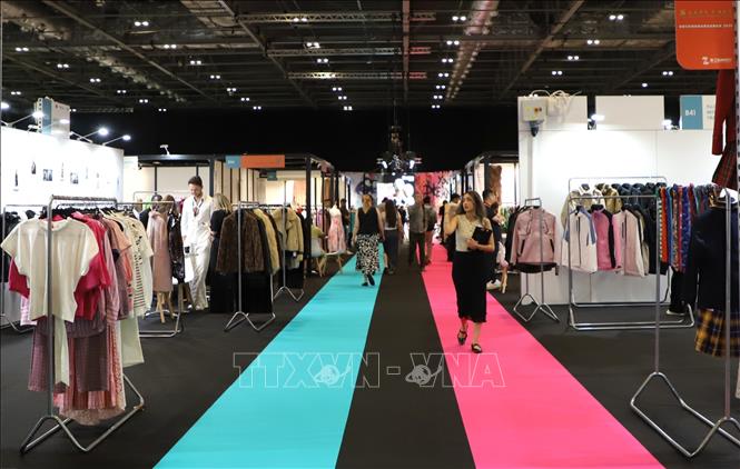 Một khu vực trưng bày sản phẩm may mặc tại Source Fashion 2026. Ảnh: Hữu Tiến - PV TTXVN tại Anh